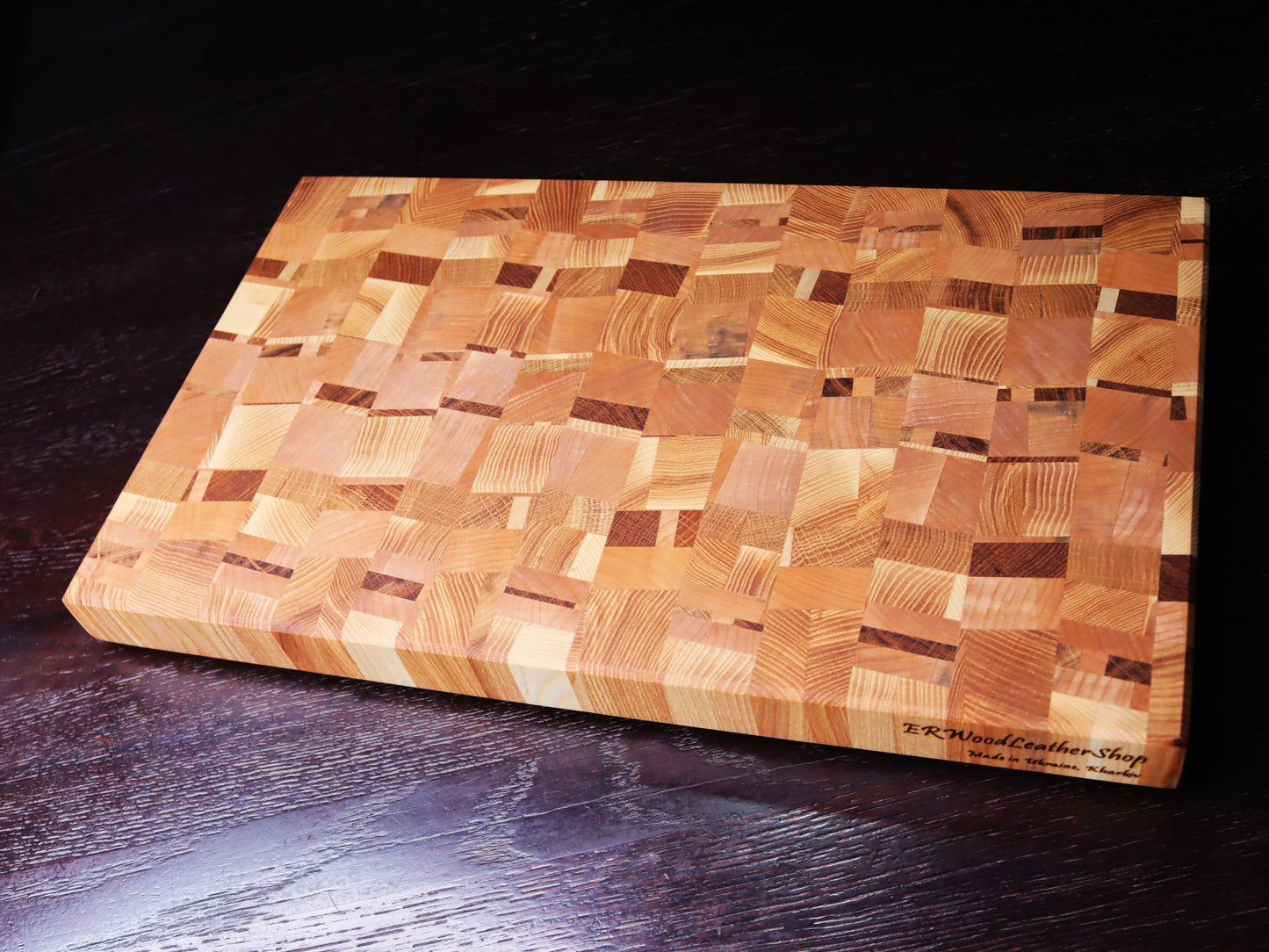 Exclusive end grain cutting board