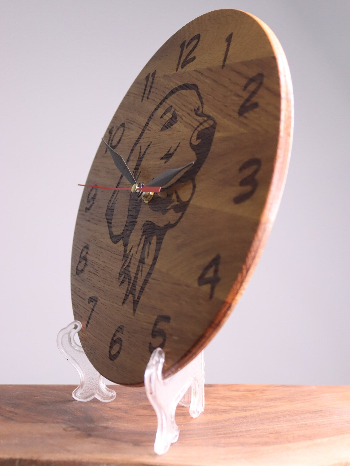 Exclusive wooden clock labrador